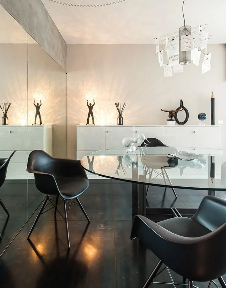 Sala da pranzo con dettagli d'arredo di design