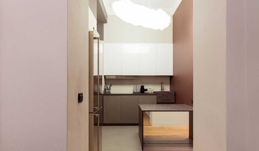 Piccolo angolo cucina in una zona di passaggio tra zona giorno e zona notte. Cucina con frontali in micro-malta