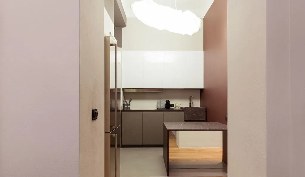 Piccolo angolo cucina in una zona di passaggio tra zona giorno e zona notte. Cucina con frontali in micro-malta