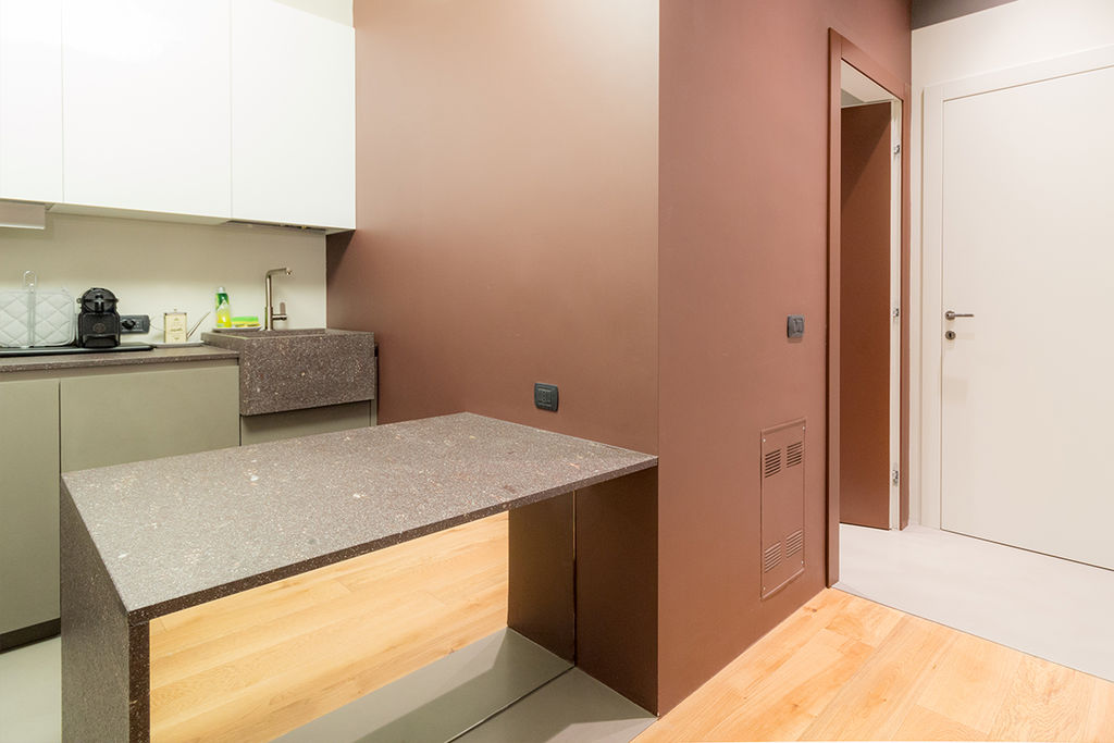Piccolo angolo cucina in una zona di passaggio tra zona giorno e zona notte. Cucina con frontali in micro-malta viola