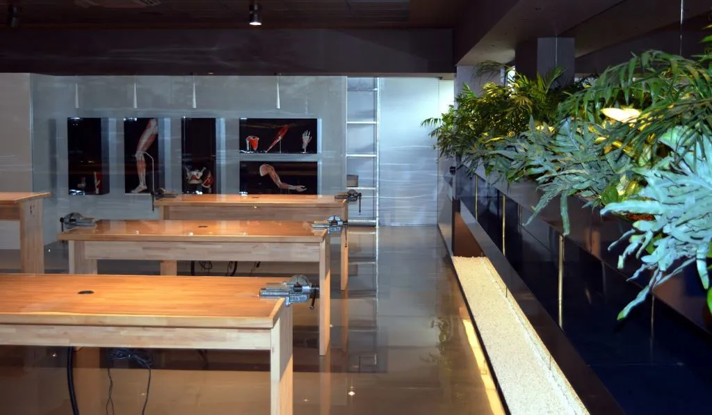 Area workshop con tavoli in legno 