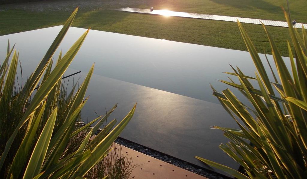 Dettagli materiali in vetro e legno per la piscina