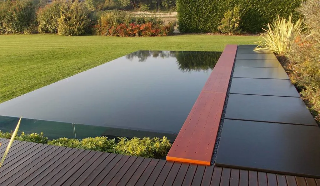Vista laterale Piscina