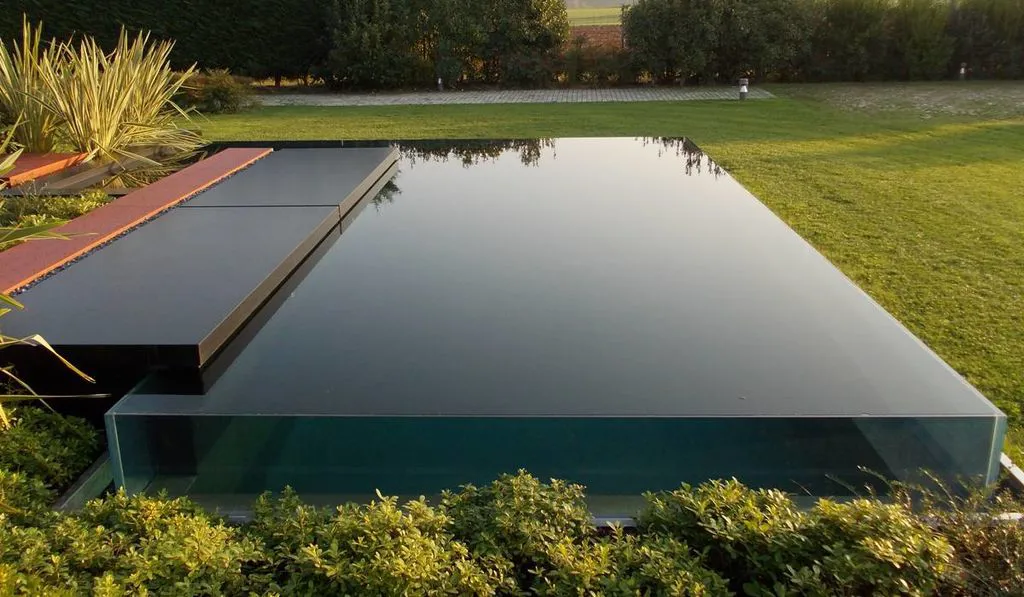 Vista laterale e dettagli materiale in vetro piscina